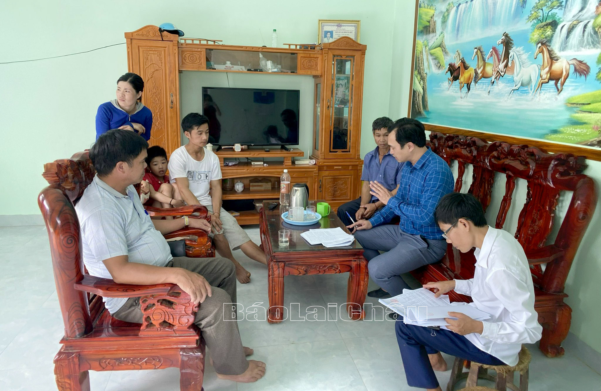 Cán bộ Trung tâm Phát triển quỹ đất huyện Tam Đường, xã Thèn Sin tuyên truyền, vận động bà con bản Thèn Sin 1 nhận tiền đền bù sớm bàn giao mặt bằng cho đơn vị thi công.